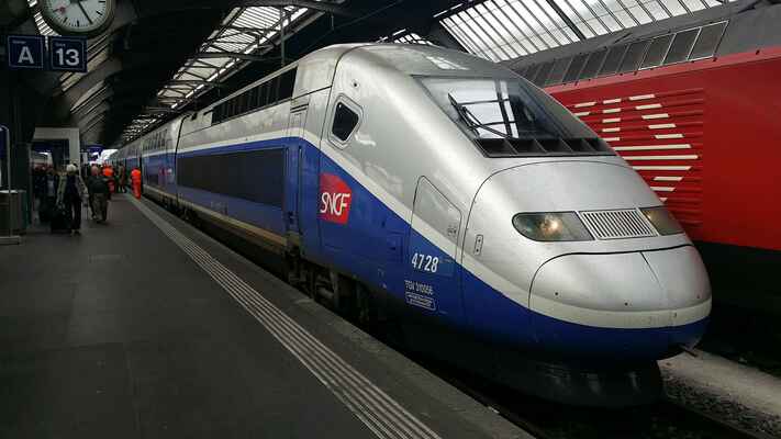 Ovšem před nástupem se ještě naposledy rozloučíme s TGV Duplex, který sem zajíždí z Paříže