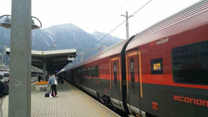 Výstup na nádraží Insbruck Hbf. Je vidět na vrcholy okolních Alp, což ráno nebude.