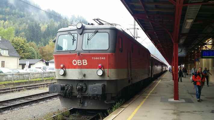Naše stařičká lokomotiva řady 1144 při otočce vlaku v Selzthalu.