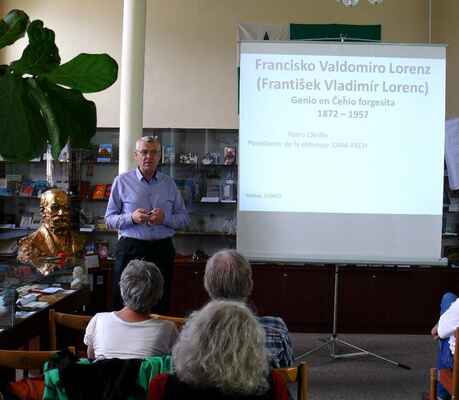 Petr Chrdle zahajuje svou sobotní přednášku o F.V. Lorencovi - Petro Chrdle komencas en Esperanto la sabatan prelegon pri F.V. Lorenz