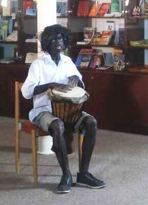 africký bubeník Makumba v Muzeu esperanta v rámci Muzejní noci - afrika tamburisto Makumba en la Esperanto-Muzeo kadre de la Muzea nokto