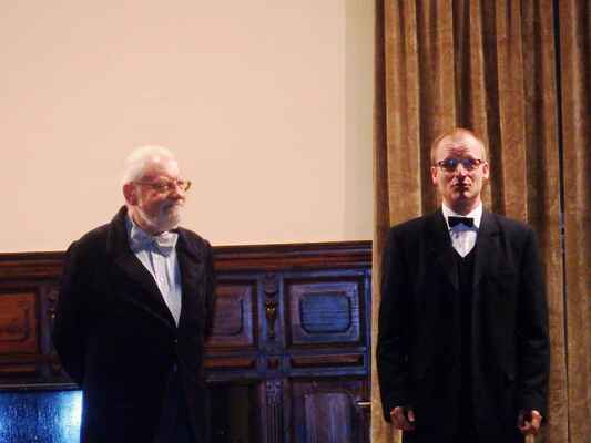 Jan ŘEPA (coby dr. Zamenhof) v Ottendorferově sále  (vlevo) - Jan Řepa (kiel d-ro Zamenhof) en la Ottendorfer-salonego (maldekstre)
