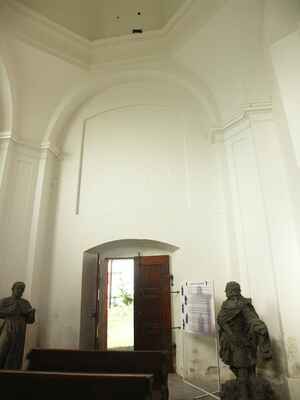 Vnitřek kaple je čtvercový. V rozích jsou vtažené zkosené pilíře s římsovými úseky, nad kterými je na pendentivech oktogonální kupole s lucernou. Při podlaze kaple se nachází renesanční kamenný náhrobek z roku 1573. V současnosti jsou uvnitř uskladněny také barokní sochy z původního mostu přes Labe.